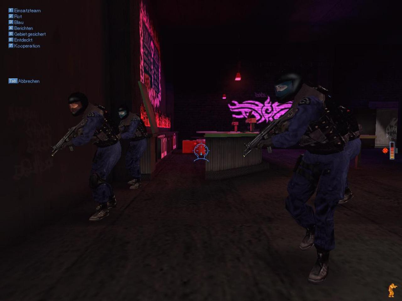 [26/11/2001] ADRENALIN PUR Das Team schleicht in enger Formation durch den düsteren Nachtclub. Bei Dunkelheit schalten Ihre Kollegen automatisch die auf den Waffen montierten Lampen ein.